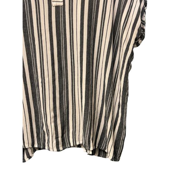 Jane + Delancey Woman 1X Gray/White Striped Short Sleeve Blouse - Picture 3 of 8